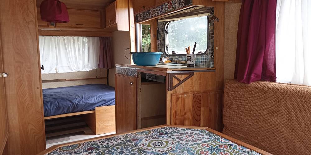 intérieur caravane bleu -  CAMPING PAYSAN DE LA GILBERDIÈRE (Normandie, Orne)