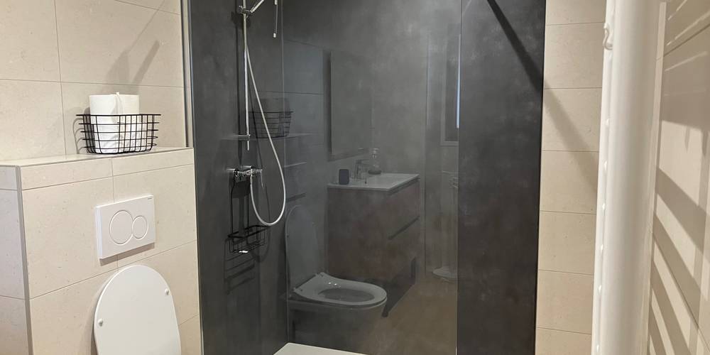 chambre jaune salle de bains -  Ferme Pekoainia (Nouvelle-Aquitaine, Pyrénées-Atlantiques)