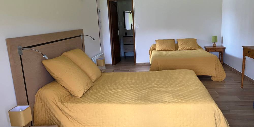 chambre jaune -  Ferme Pekoainia (Nouvelle-Aquitaine, Pyrénées-Atlantiques)