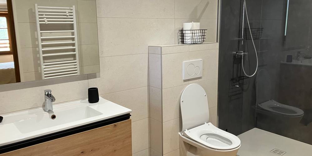 chambre jaune salle de bains -  Ferme Pekoainia (Nouvelle-Aquitaine, Pyrénées-Atlantiques)