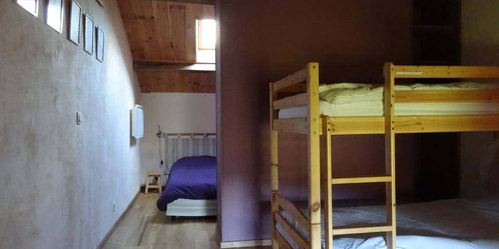 la chambre, côté nord -  Gîte des châtaigniers (Bourgogne-Franche-Comté, Saône-et-Loire)