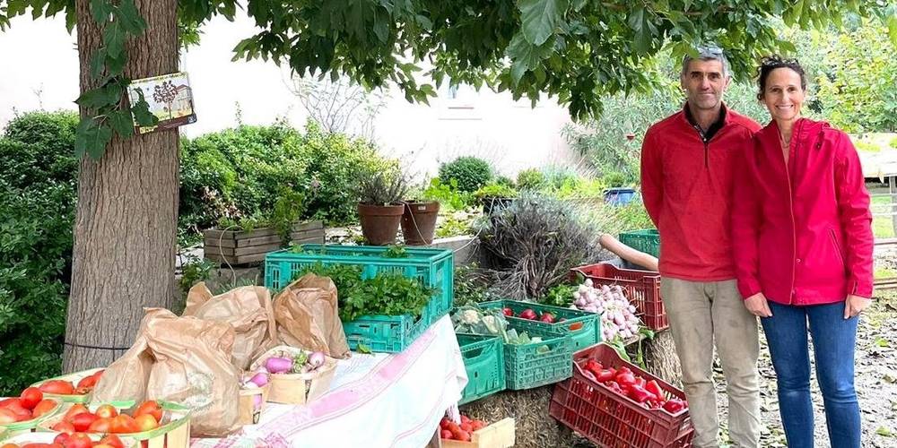 le petit marché dans la cour -  Les Fiolles (Provence-Alpes-Côte d’Azur, Bouches-du-Rhône)