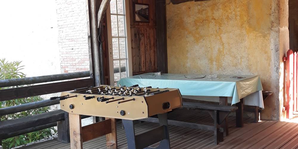 Partie de la terrasse. -  GÎTE DE LA TRUIE QUI FILE (Occitanie, Tarn)