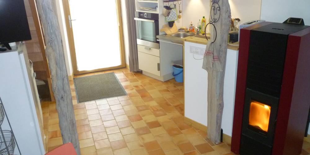 La cuisine, tommettes des Rairies, poêle à granulés, tout le nécessaire ! -  Terre Compagne (Bretagne, Ille-et-Vilaine)