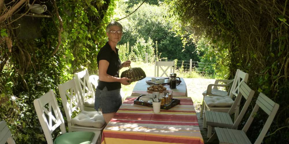 En été, un repas au frais sous la pergola -  Terre Compagne (Bretagne, Ille-et-Vilaine)