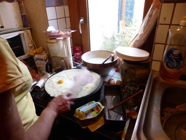La cuisine, quand on fait des crêpes -  Beaulieu (Auvergne-Rhône-Alpes, Allier)