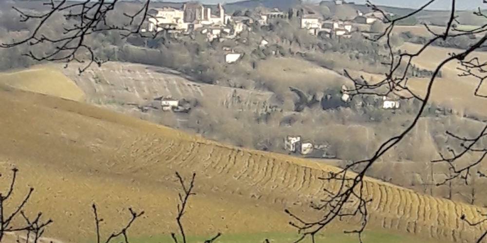 Gramont, village voisin -  Ferme de montagnac (Occitanie, Gers)