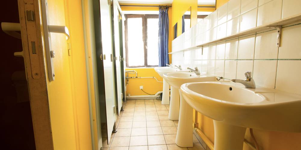 SALLE DE BAIN TYPE COLONNIE DE VACANCES DANS LES 2 GITES -  Gites de la mer (Hauts-de-France, Pas-de-Calais)