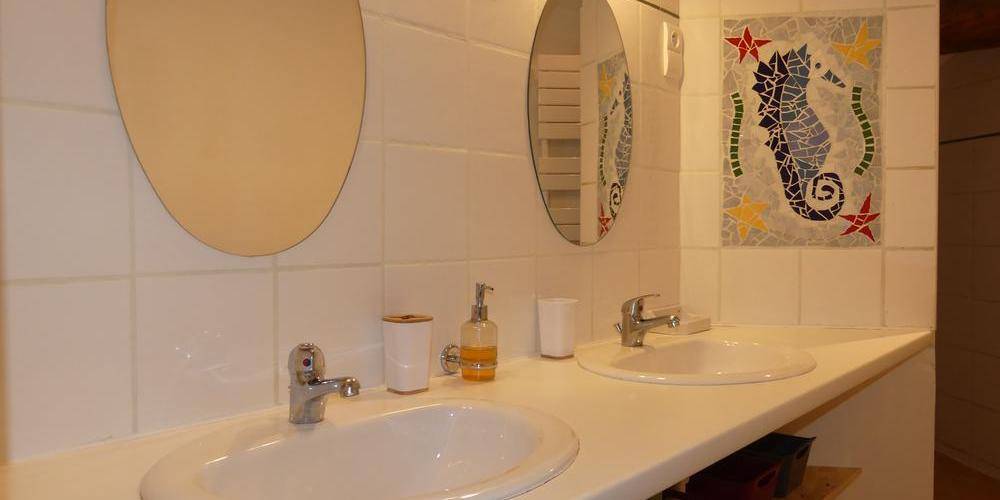 Salle de douche à l'étage. -  Gîte La Piarra (Auvergne-Rhône-Alpes, Drôme)