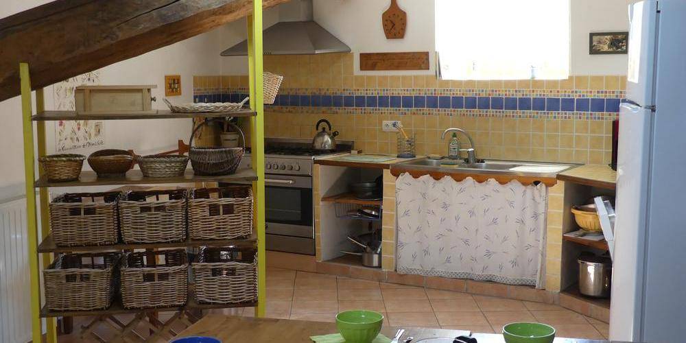 Cuisine tres équipée. -  Gîte La Piarra (Auvergne-Rhône-Alpes, Drôme)