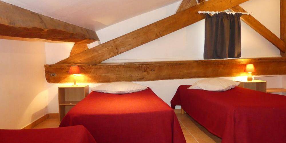 Chambre à l'étage : 3 lits. -  Gîte La Piarra (Auvergne-Rhône-Alpes, Drôme)