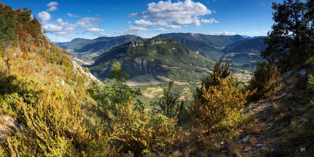 Vue de la Piarra depuis une montagne voisine dans les couleurs de l'automne. -  Gîte La Piarra (Auvergne-Rhône-Alpes, Drôme)