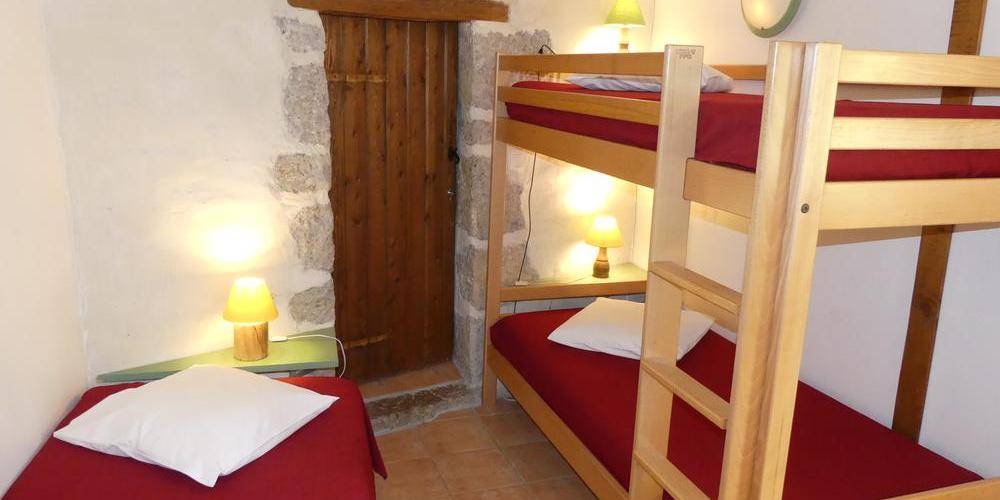 Chambre au rez de chaussée : 3 lits. Accès PMR -  Gîte La Piarra (Auvergne-Rhône-Alpes, Drôme)