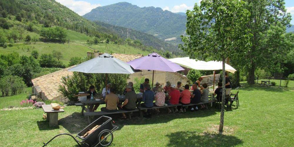 Espace repas convivial au jardin. -  Gîte La Piarra (Auvergne-Rhône-Alpes, Drôme)