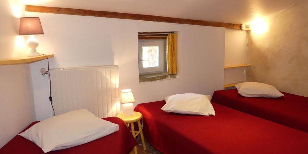 Chambre au rez de chaussée: 3 lits. -  Gîte La Piarra (Auvergne-Rhône-Alpes, Drôme)