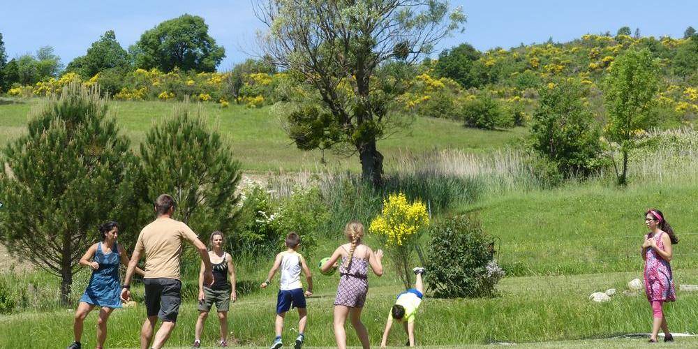 Grand espace de jeu.... (dont un filet de badmington) -  Gîte La Piarra (Auvergne-Rhône-Alpes, Drôme)