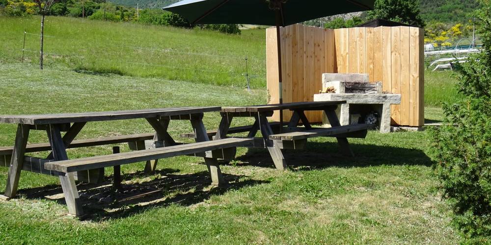 Espace repas barbecue . -  Gîte La Piarra (Auvergne-Rhône-Alpes, Drôme)