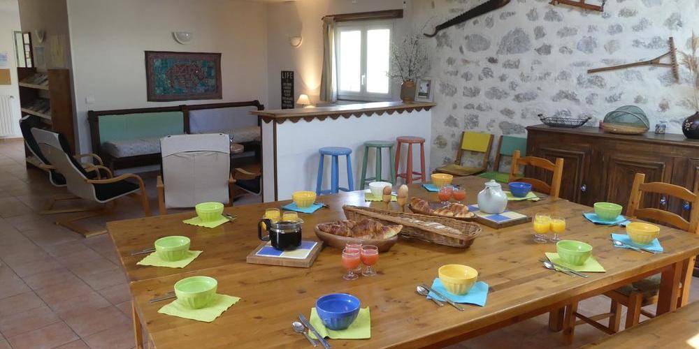 Espace repas. Grande table conviviale. -  Gîte La Piarra (Auvergne-Rhône-Alpes, Drôme)