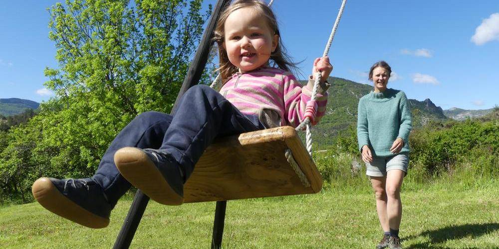 Balançoires pour le plaisir des enfants. -  Gîte La Piarra (Auvergne-Rhône-Alpes, Drôme)