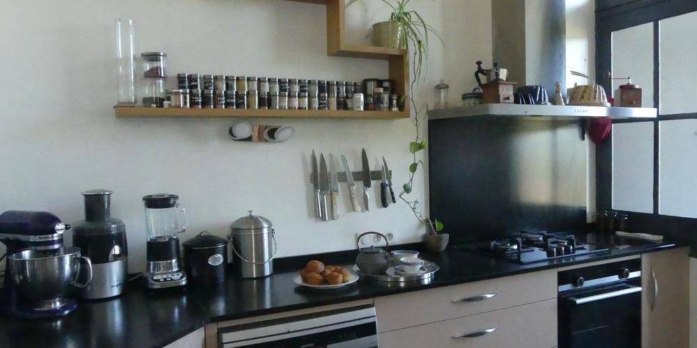 La salle des guichets devenue cuisine pour la table paysanne entre autre... -  GARE DE TOURNEUVE (Nouvelle-Aquitaine, Lot-et-Garonne)