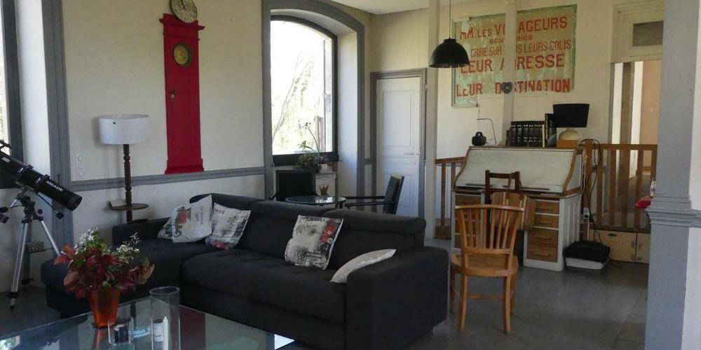 L'ancien Hall de Gare devenu Salle à Manger Salon avec une rampe d'accès pour les chambres -  GARE DE TOURNEUVE (Nouvelle-Aquitaine, Lot-et-Garonne)