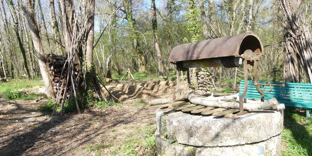 Le puits du jardin du Chef de Gare -  GARE DE TOURNEUVE (Nouvelle-Aquitaine, Lot-et-Garonne)