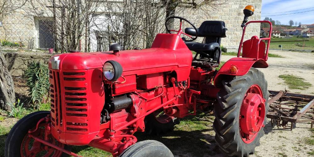Le corps de ferme rénové et notre tracteur -  Gîte de la Lune (Auvergne-Rhône-Alpes, Loire)