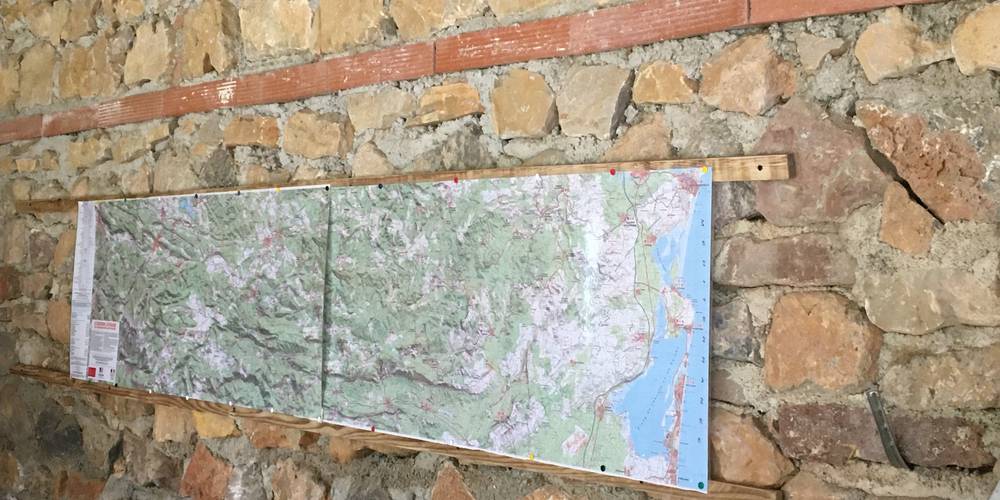 Carte du Sentier Cathare dans la salle commune -  Camping de Cucugnan (Occitanie, Aude)