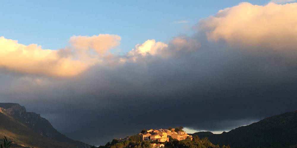 Lever de soleil sur Cucugnan, vue du camping -  Camping de Cucugnan (Occitanie, Aude)