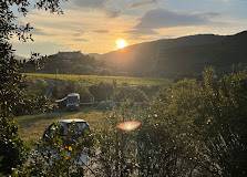Coucher de soleil sur Cucugnan, vue du camping -  Camping de Cucugnan (Occitanie, Aude)