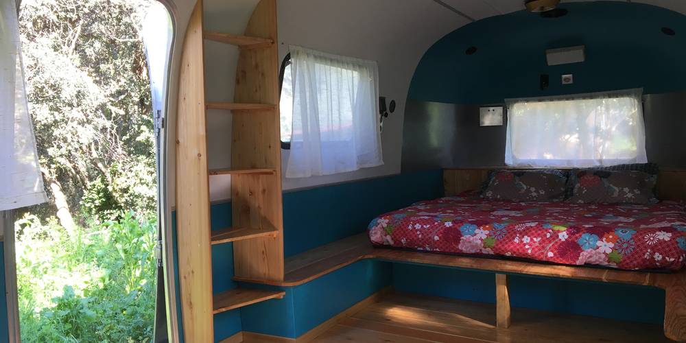 Caravane Airstream, intérieur -  Camping de Cucugnan (Occitanie, Aude)