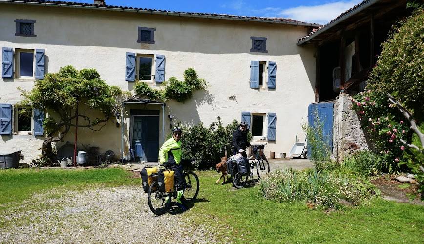 arrivée de cyclistes devant la maison principale -  Binette et Pinceaux (Occitanie, Ariège)