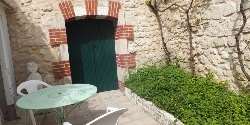 La cour table, chaises, barbecue -  BONNEAU (Centre-Val de Loire, Indre-et-Loire)
