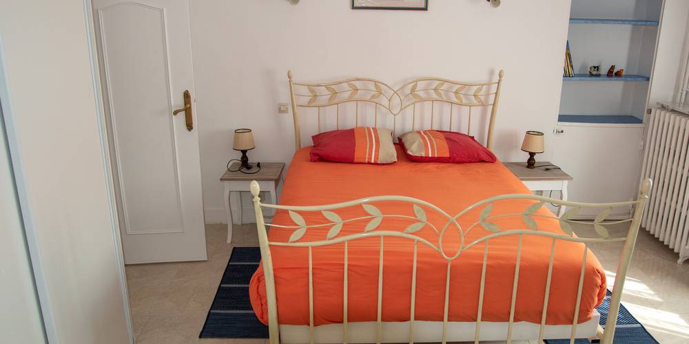 la chambre: lit 140, grande penderie, lit bébé -  BONNEAU (Centre-Val de Loire, Indre-et-Loire)