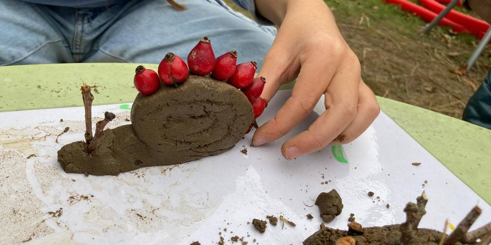 un escargot en argile et cynorhodons -  Au Pas...Radis! (Pays de la Loire, Vendée)