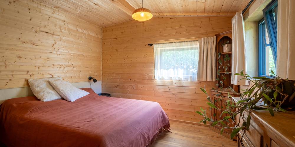 Le Cocon - la chambre (crédit photo S. Yagiz) -  Le Verdet, Dormir au Jardin (Occitanie, Tarn)