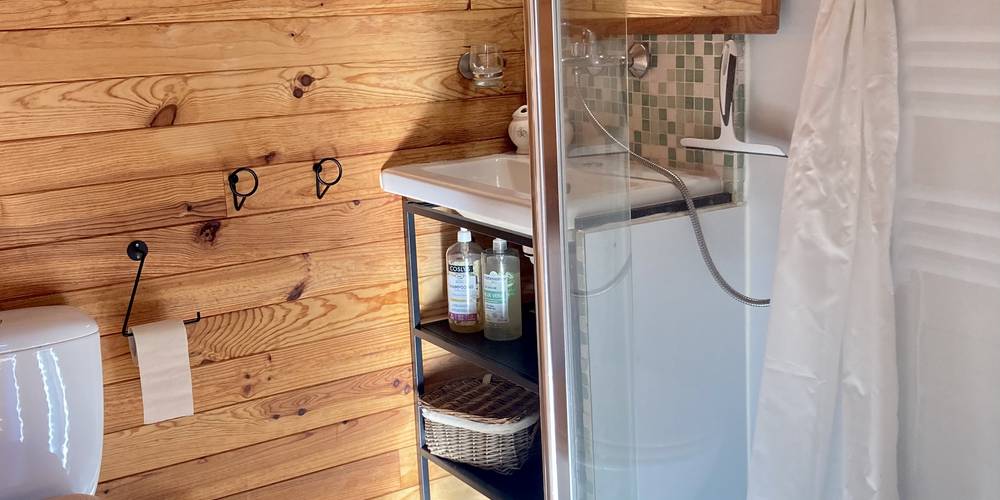 Le Petit Chalet - la salle de bain -  Le Verdet, Dormir au Jardin (Occitanie, Tarn)