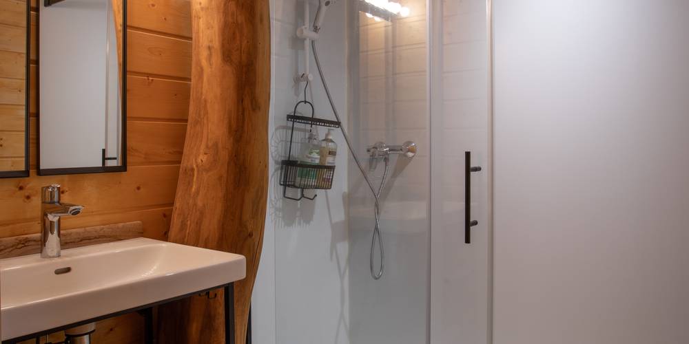 Le Cocon - la salle de bain (crédit photo S. Yagiz) -  Le Verdet, Dormir au Jardin (Occitanie, Tarn)