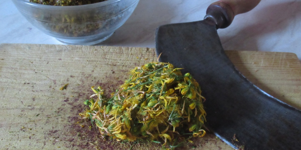 Hachoir à l'ancienne pour préparer l'huile de millepertuis -  La Ferme des églantiers (Provence-Alpes-Côte d’Azur, Hautes-Alpes)