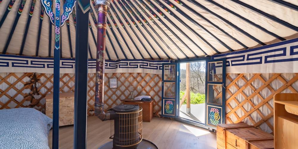 Intérieur Yourte Blanche -  LA PIBOULETTE ACCUEIL A LA FERME (Occitanie, Aude)