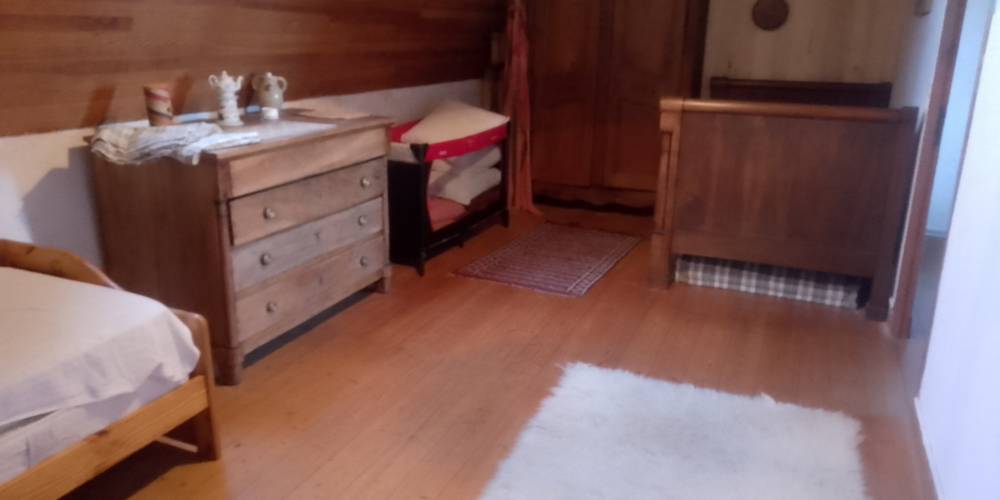 Le dégagement avec ses deux lits simples -  Chez Louise (Auvergne-Rhône-Alpes, Puy-de-Dôme)