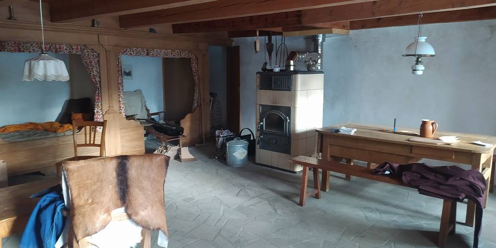 La pièce de vie avec ses lits clos et son poele à bois -  Chez Louise (Auvergne-Rhône-Alpes, Puy-de-Dôme)