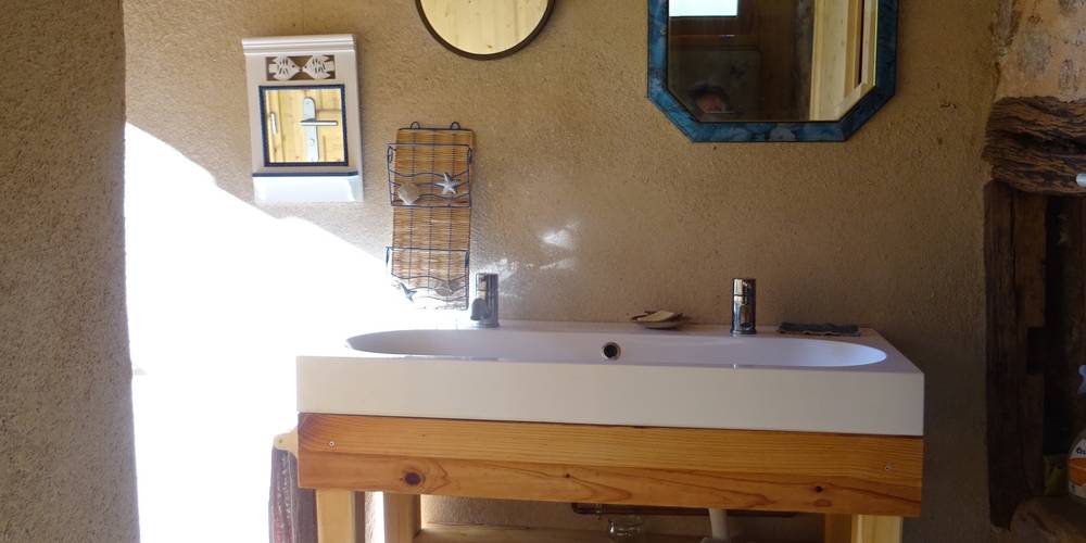 Lavabos des sanitaires -  Camping-gîte de la Tuilerie (Auvergne-Rhône-Alpes, Rhône)