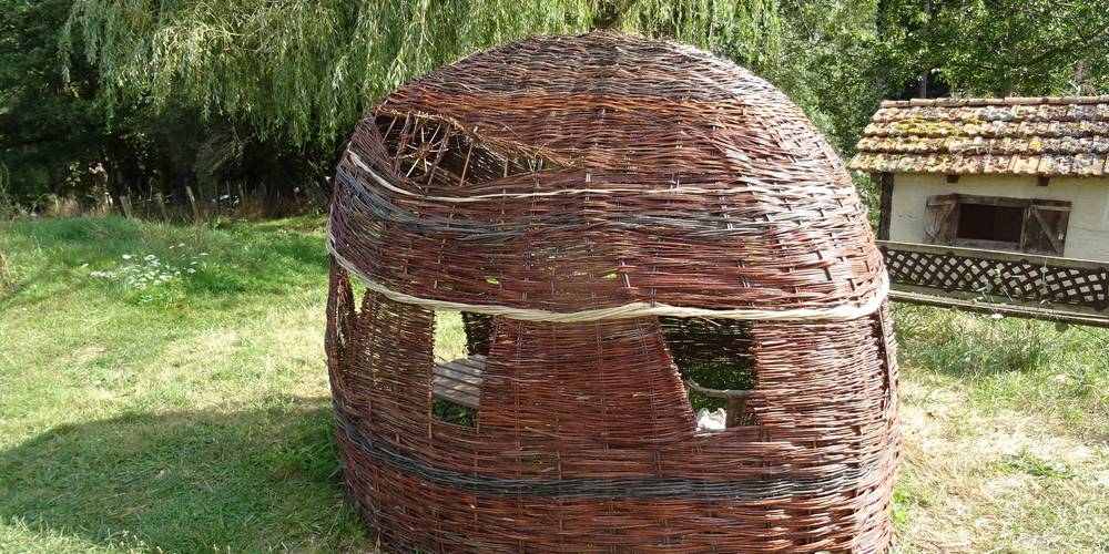 Espace jeux, cabane en osier sec -  Camping-gîte de la Tuilerie (Auvergne-Rhône-Alpes, Rhône)