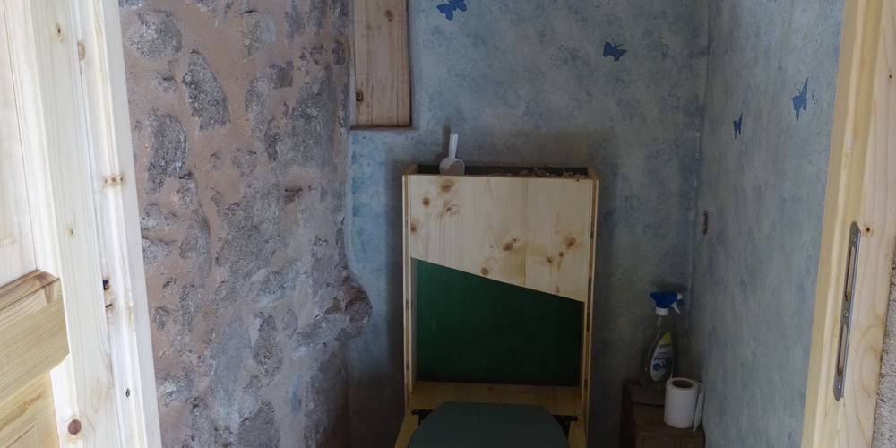 Toilettes sèches des sanitaires -  Camping-gîte de la Tuilerie (Auvergne-Rhône-Alpes, Rhône)