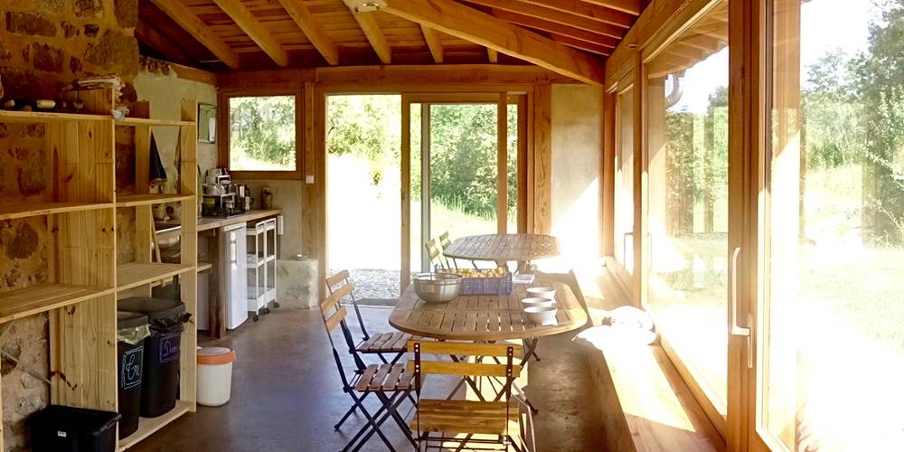 Véranda côté cuisine -  Camping-gîte de la Tuilerie (Auvergne-Rhône-Alpes, Rhône)