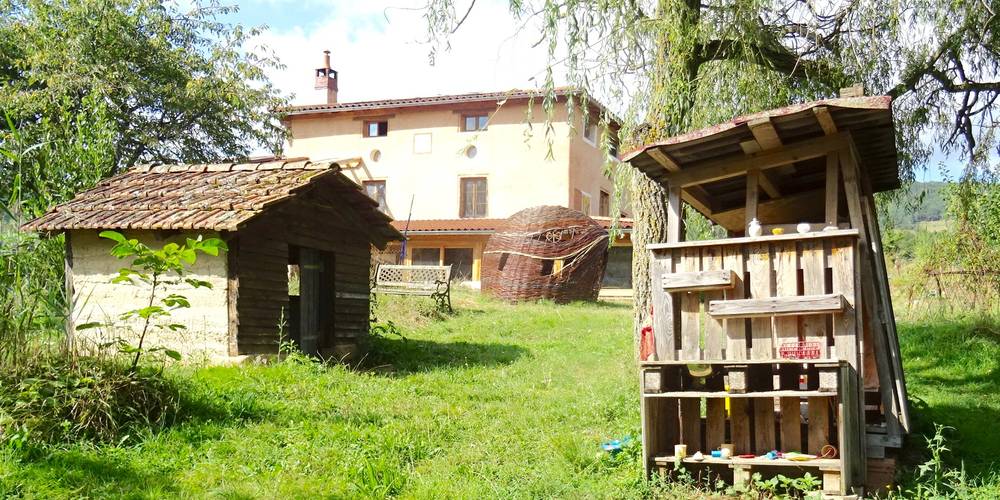 Espace jeux, dinette -  Camping-gîte de la Tuilerie (Auvergne-Rhône-Alpes, Rhône)