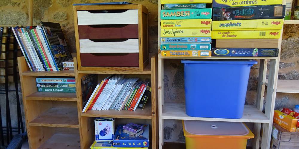 Jeux, livres et matériels de randonnées -  Camping-gîte de la Tuilerie (Auvergne-Rhône-Alpes, Rhône)