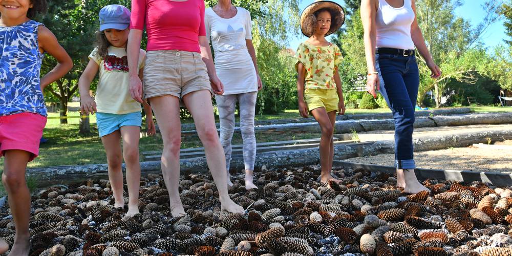 sur le sentier pieds nus, dans le parc du Jardin Mirandou -  Le Jardin Mirandou (Auvergne-Rhône-Alpes, Haute-Loire)