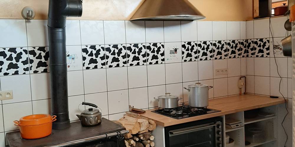 cuisine de 20 mètres carrés avec cuisinière à bois comme chez mémée -  Le Jardin Mirandou (Auvergne-Rhône-Alpes, Haute-Loire)